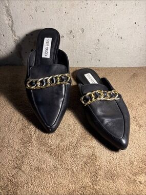 Steve Madden Black Leather Pointed Faine Mule with Gold Chain Accent - Size 6